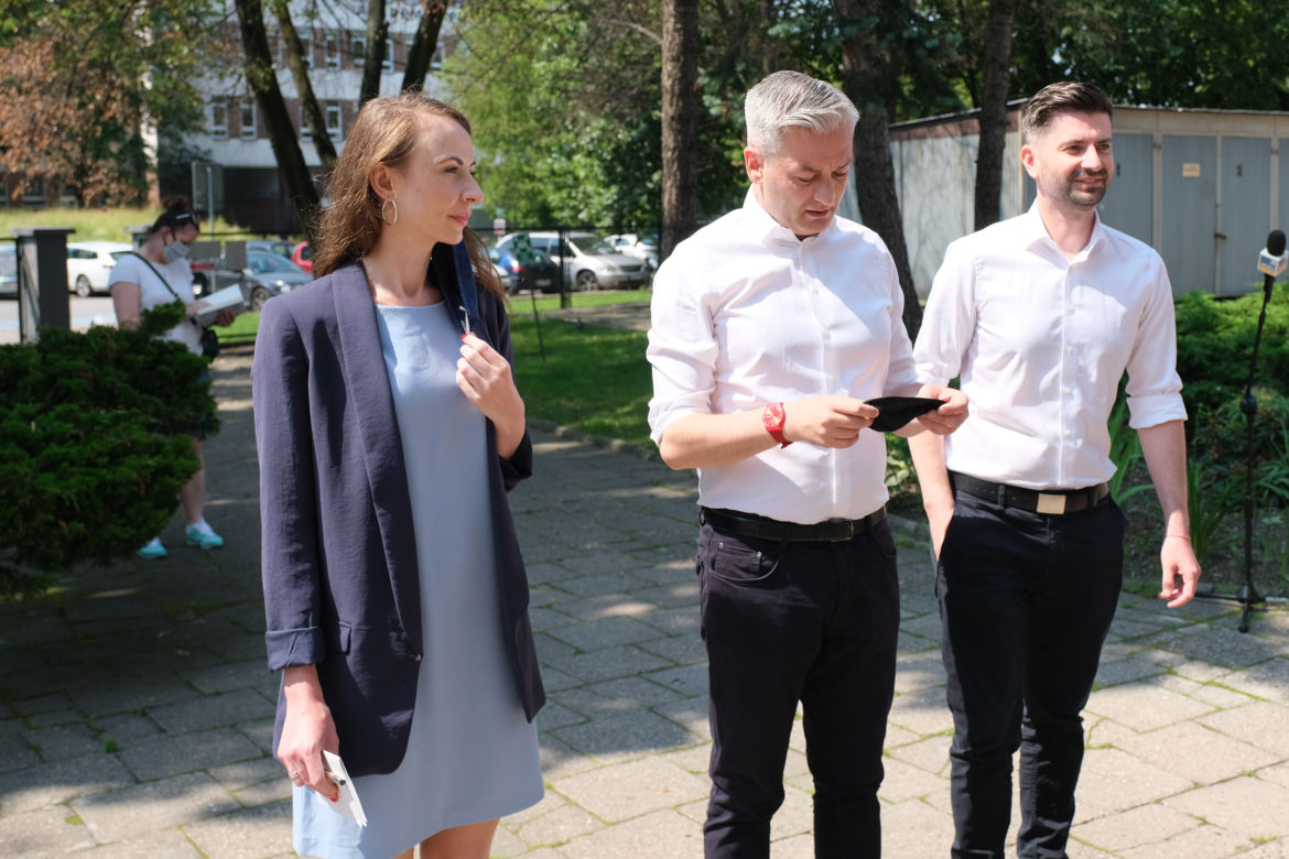 Wybory 2020 Robert Biedroń ze swoim partnerem Krzysztofem Śmiszkiem oddali głosy