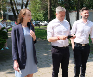 Wybory 2020 Robert Biedroń ze swoim partnerem Krzysztofem Śmiszkiem oddali głosy