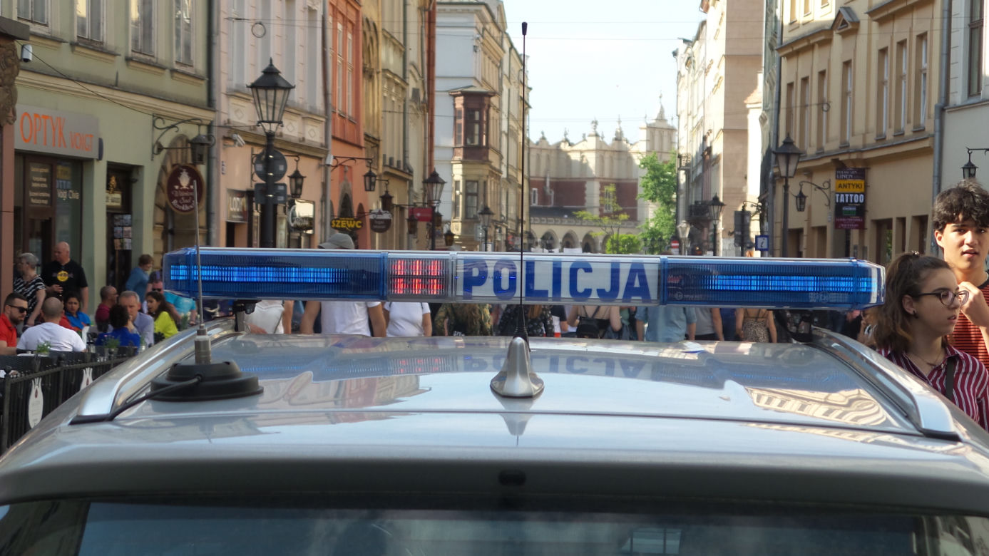 Gigantyczne siły policji zabezpieczały Marsz Równości i kontrmanifestacje w Krakowie