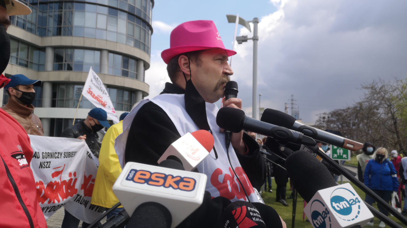 Gorąco pod siedzibą Tauronu. Związkowcy sprzeciwiają podziałowi spółki: "Sasin i Soboń odlecieli!" [ZDJĘCIA, WIDEO]