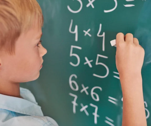 Ile to jest 4x4:2+8-3=? Uczeń podstawówki obliczy w mig, a ty?