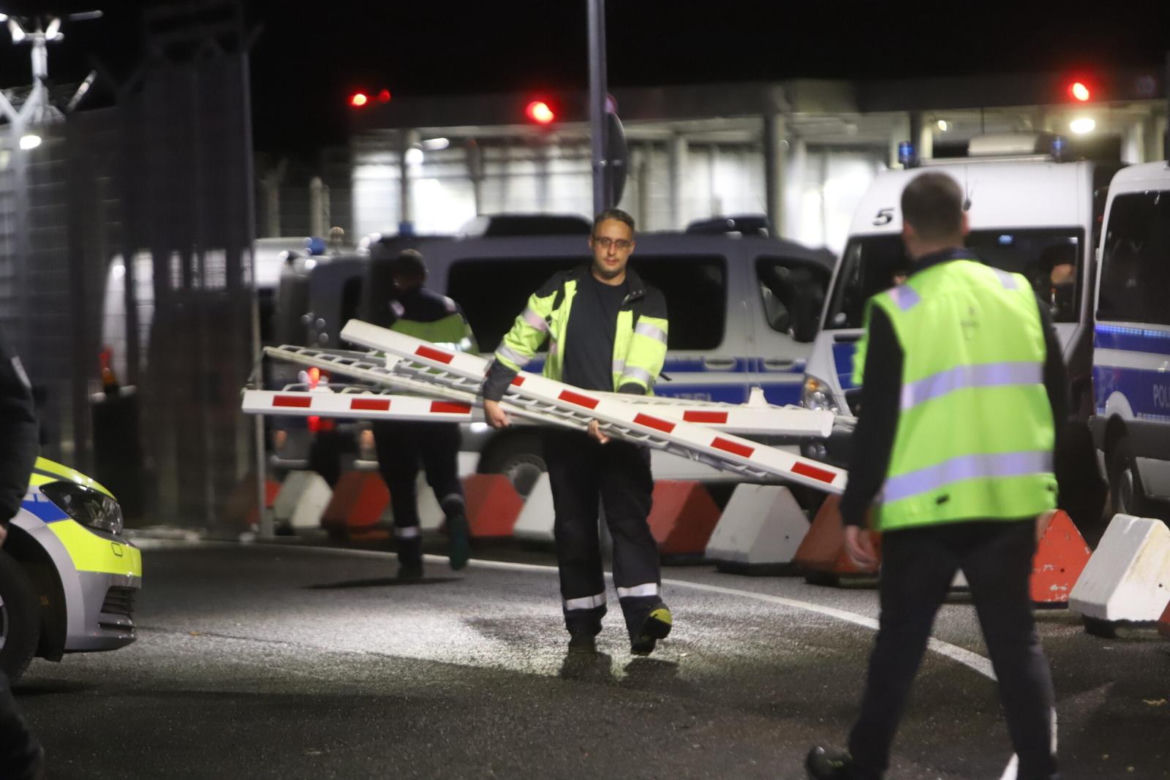 Terrorysta na lotnisku w Hamburgu przetrzymuje córkę jako zakładniczkę
