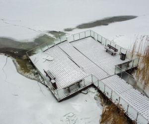 Promenada w Trzebieży zniszczona przez lód