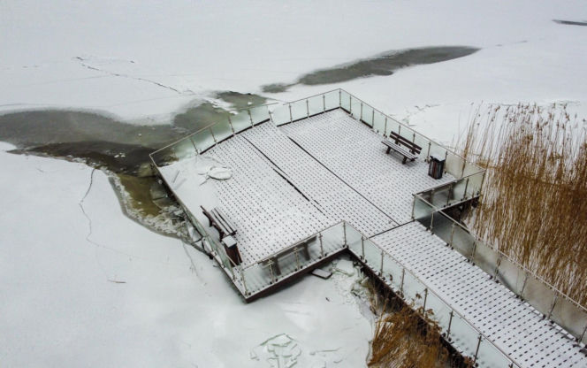 Promenada w Trzebieży zniszczona przez lód