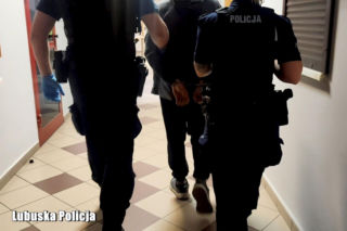 Pasażer pobił konduktorkę, bo chciała sprawdzić mu bilet! 22-latek zatrzymany