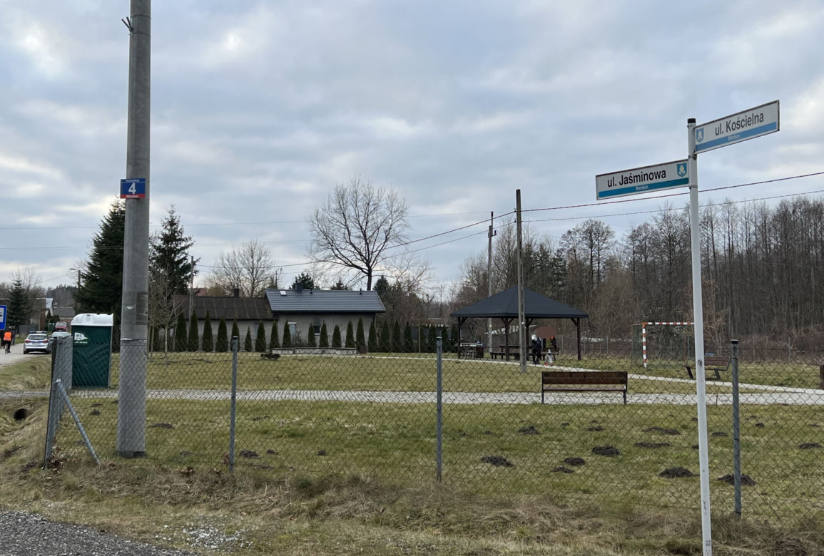 Przerażający wypadek pod Tarczynem. Ściana w budynku przygniotła starszego mężczyznę. Emeryt poniósł śmierć na miejscu