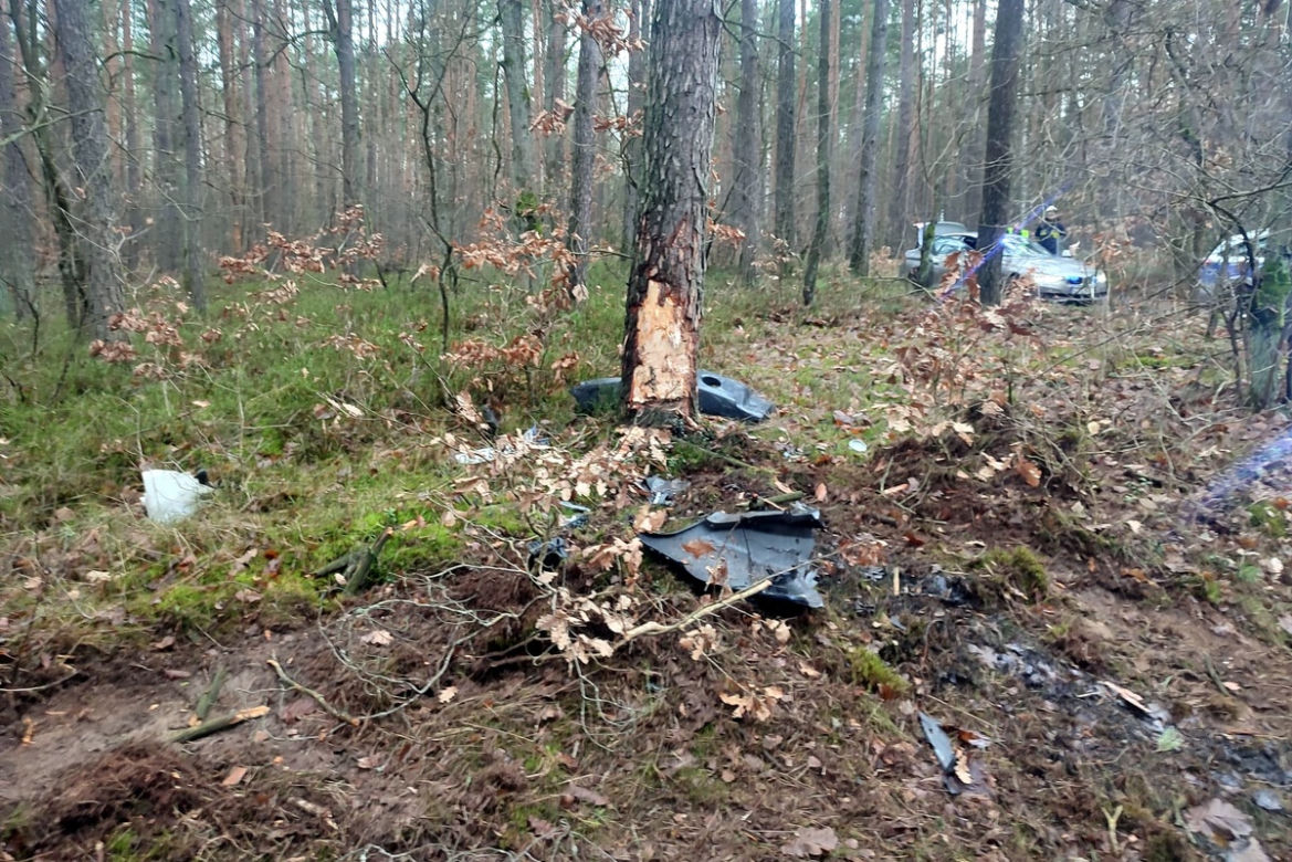 Uciekał przed policją i nie opanował auta! 24-latek rozbił się na drzewie