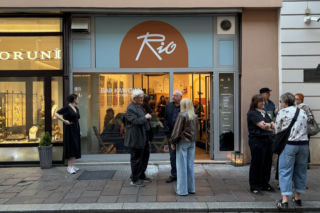 Kultowe Rio powróciło do Krakowa. Remont staranny, menu poinflacyjne. Wewnątrz - meble Pędziałka, ojca krakowskich kawiarni