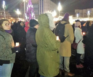 Katowiczanie solidarni z Gdańskiem. Milczący protest przeciwko przemocy przed Teatrem Śląskim [ZDJĘCIA, AUDIO]