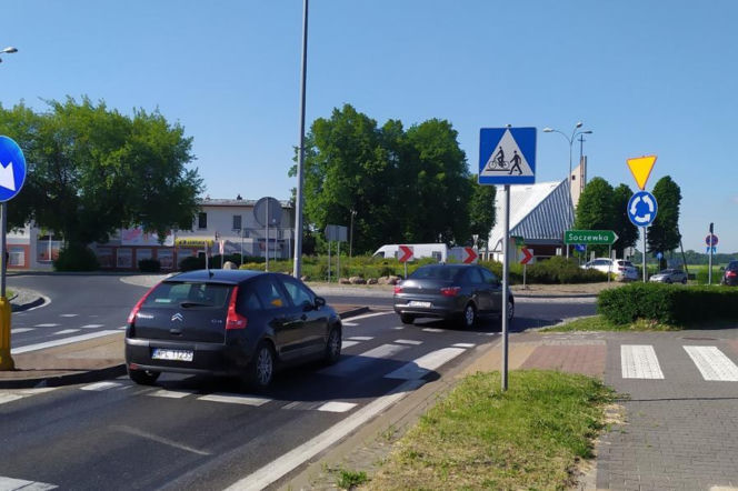Samochody na rondzie w słoneczny dzień. O przetargu na trasę Gostynin-Płock przeczytasz na Muratorplus.