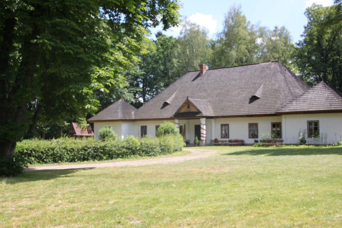 To sławny dwór w Małopolsce. Skrywa mrożącą krew w żyłach tajemnicę