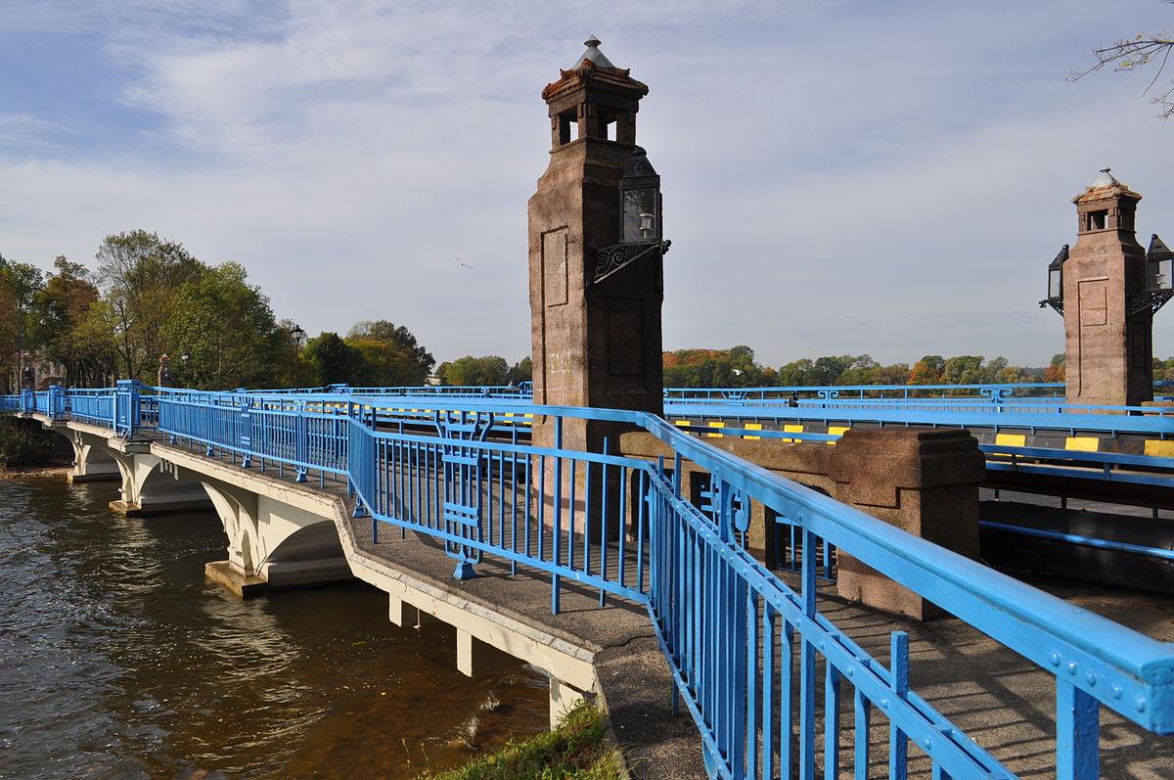   Ełk. Tłumy turystow odwiedzają to miasto. Jest największym na Mazurach
