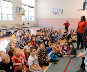 Koszykarki Ślęzy rozdają piłki w szkołach