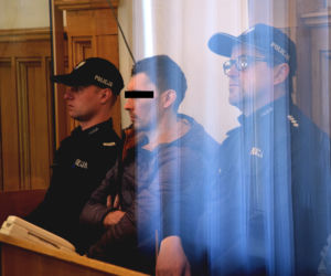 Brat z kumplami gwałcił siostrę
