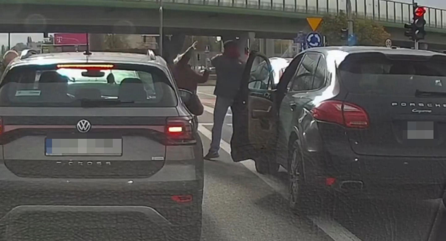 Kierowca Porsche zaatakował starszą kobietę. Chwilę potem uciekł spod świateł