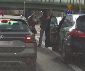 Kierowca Porsche zaatakował starszą kobietę. Chwilę potem uciekł spod świateł