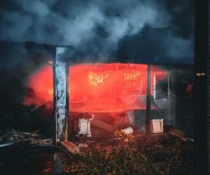 Pożar na targowisku przy ul. Bakalarskiej. Zatrzymano 36-letniego mężczyznę