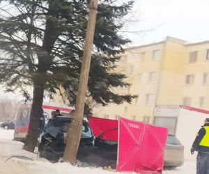 Morąg. Śmiertelny wypadek na ul. Sienkiewicza. Auto wjechało w słup energetyczny [ZDJĘCIA]