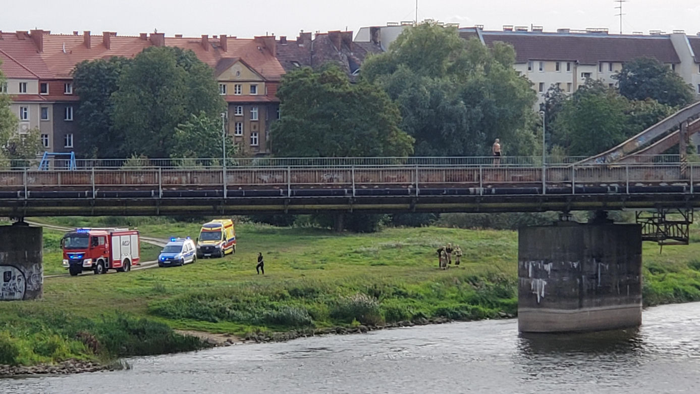 Mężczyzna chciał skoczyć z mostu