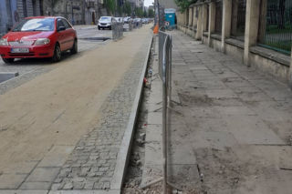 Czy to już koniec remontu na Rewolucji ? Obok nowej nawierzchni jest zniszczony  chodnik!