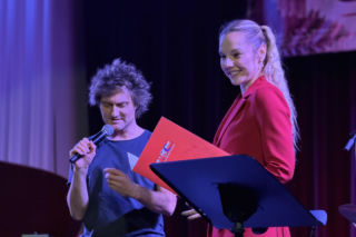 Dagmara Czechura śpiewa, prowadzi imprezy i uczy śpiewu