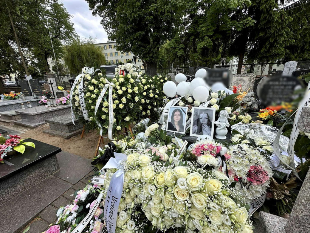 Morderstwo w Mławie. Grób 16-letniej Mai utonął w białych kwiatach