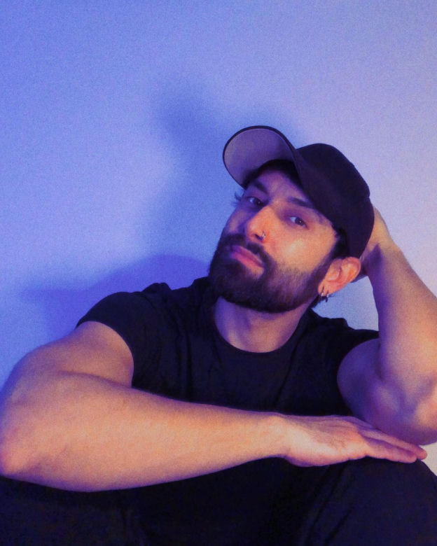 Conchita Wurst założyła tak krótką sukienkę, że powypadały jej ZWISAJĄCE JĄDRA