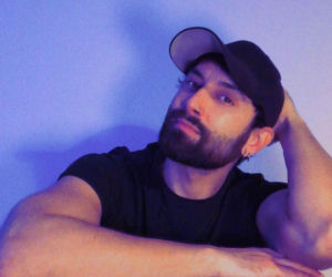 Conchita Wurst założyła tak krótką sukienkę, że powypadały jej ZWISAJĄCE JĄDRA