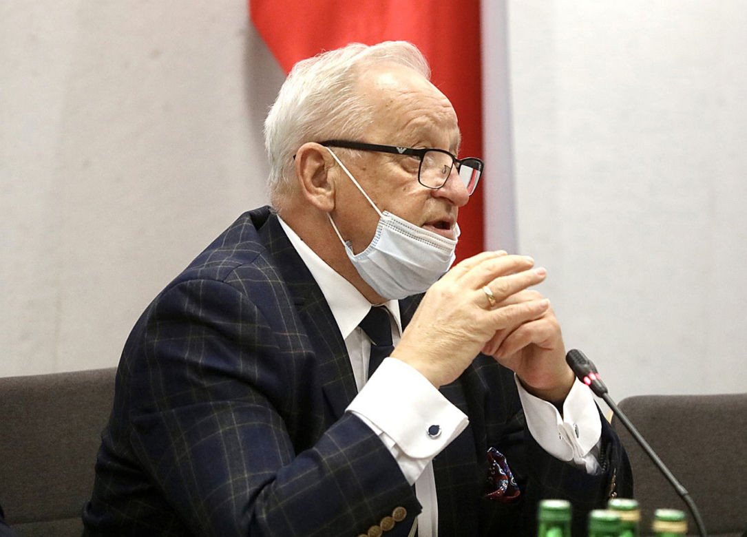 Posłowie pracują w komisji bez maseczek na ustawą "Lex Kaczyński" 