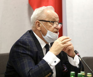 Posłowie pracują w komisji bez maseczek na ustawą Lex Kaczyński 
