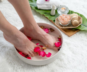 Zapomnij o drogim pedicure. Proste triki sprawią, że stopy będą idealnie gładkie w 20 minut