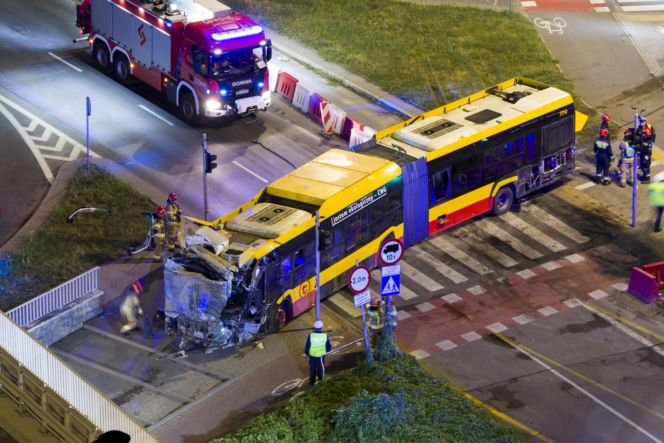 Autobus miejski wjechał w przejście podziemne przy Dworcu Zachodnim