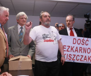 Sędzia obrzucona tortem! Na rozprawie dotyczącej Kiszczaka sędzia dostała tortem