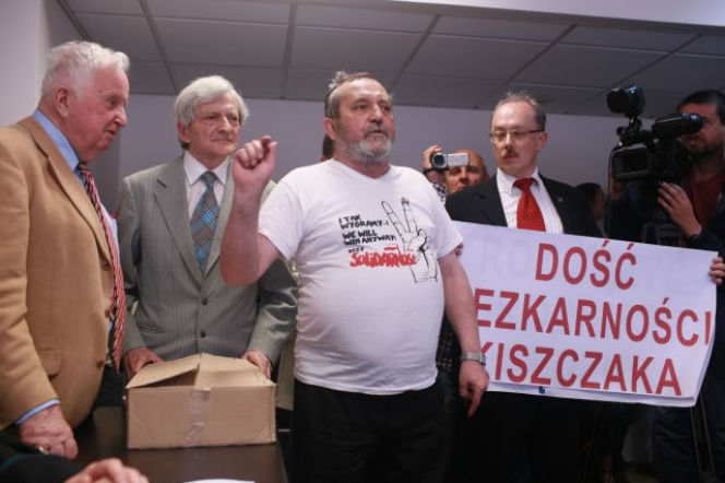 Sędzia obrzucona tortem! Na rozprawie dotyczącej Kiszczaka sędzia dostała tortem