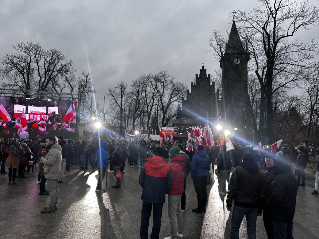 Chaos w Końskich. Dwie debaty prezydenckie, tłumy ludzi na rynku 