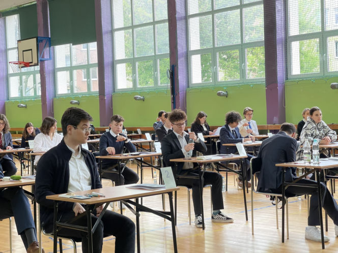 Matura 2023 z matematyki. Uczniowie z Krakowa rozpoczęli egzamin