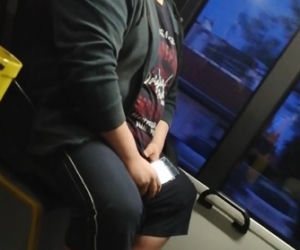 Pokazywał dziecku nagie zdjęcia! Paskudne zachowanie w autobusie MPK
