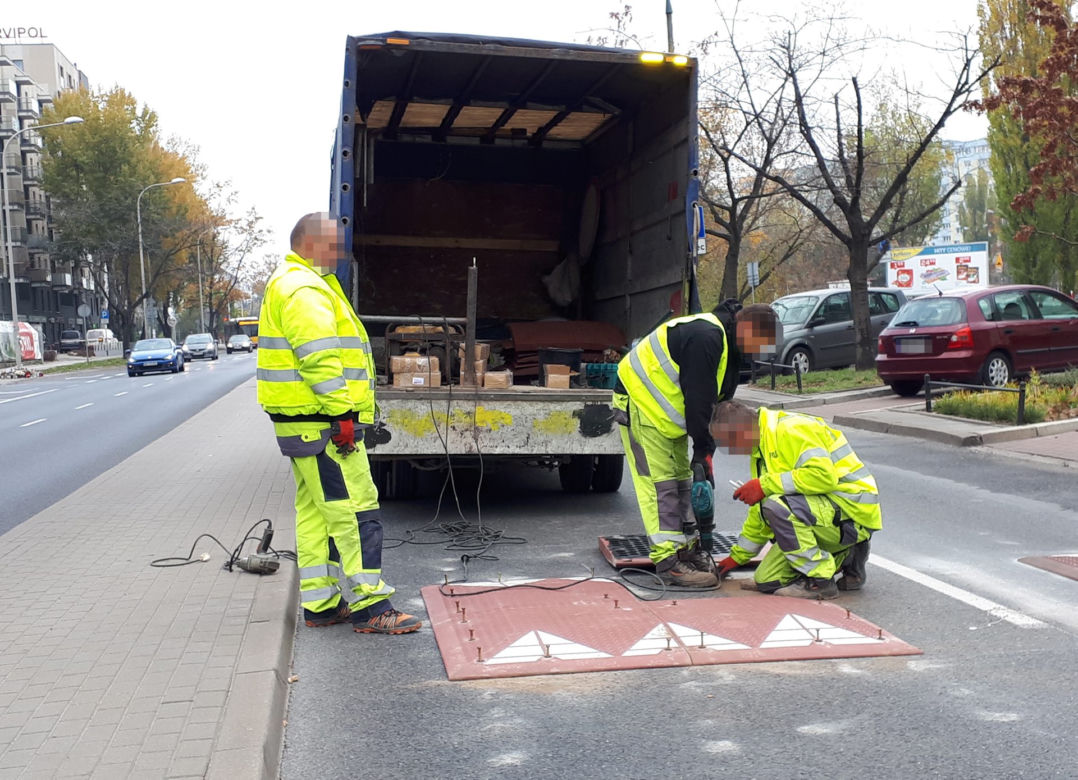 Montaż progów zwalniajacych na ul. Sokratesa