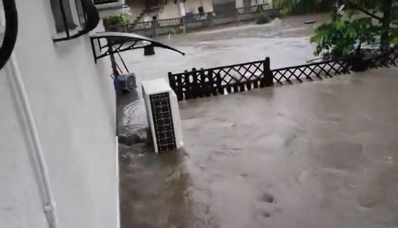 Powódź w Bielsku-Białej. Ulice zamienił się w rzeki. Zalane auta i posesje 