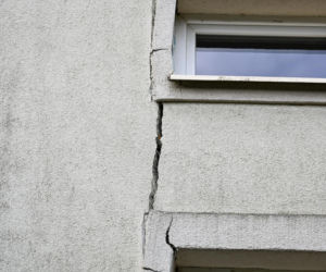 Uszkodzona kamienica przy ul. Hożej w Szczecinie