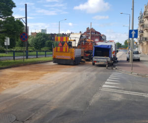 Poważne utrudnienia w centrum Grudziądza. Strażacy usuwają ogromną plamę oleju na ulicy Focha