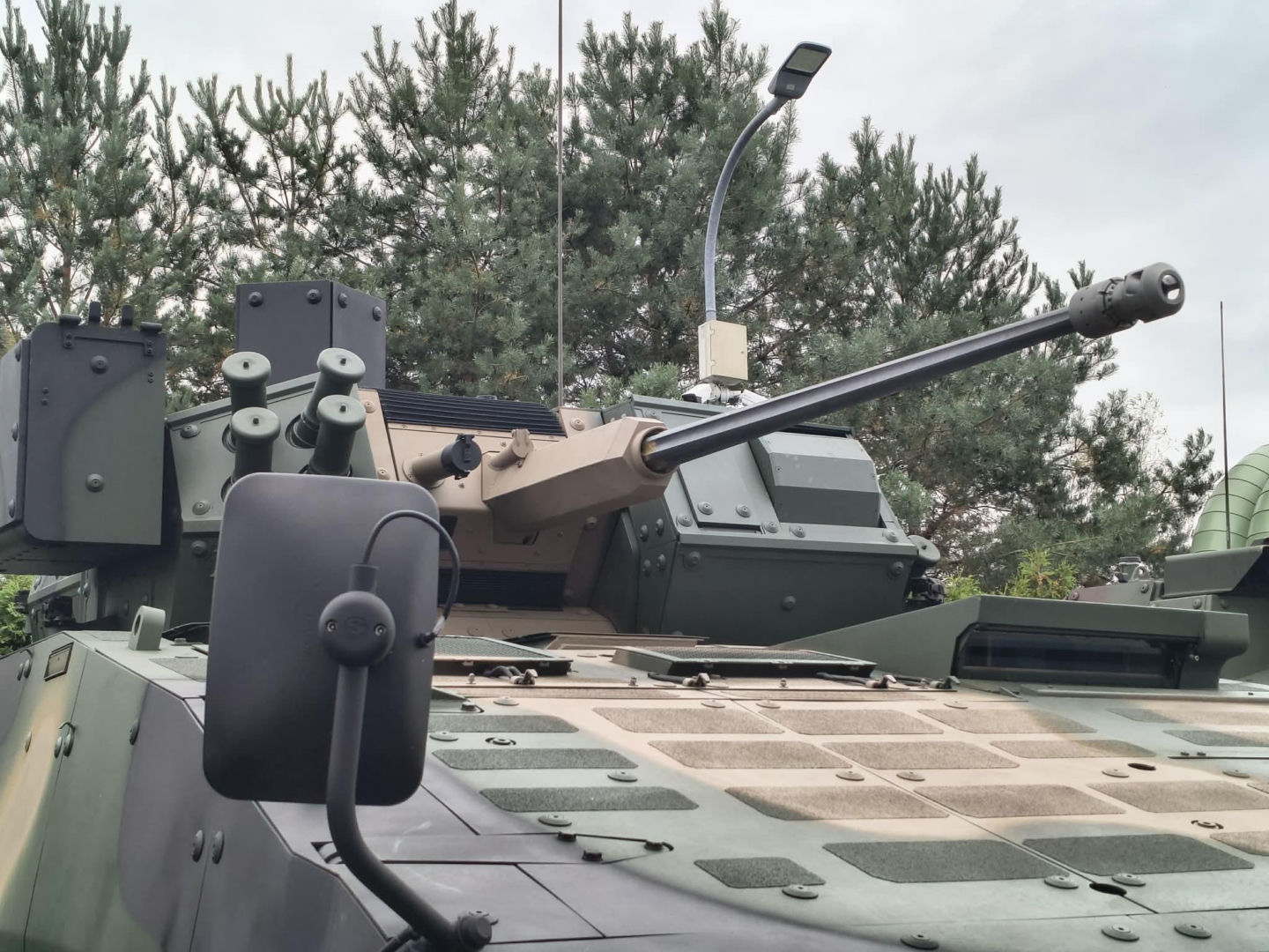 Armaty Bushmaster z polskiej fabryki. Huta Stalowa Wola i Northrop Grumman podpisały strategiczne porozumienie