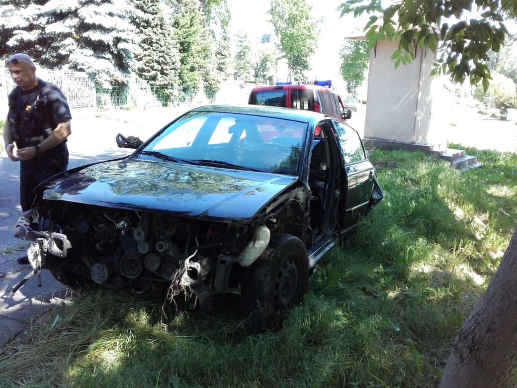 Szpecą i zajmują miejsca parkingowe. Wraki na ulicach Starachowic