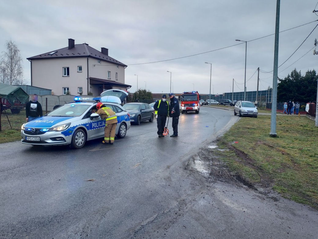 Gosławice. Peugeot UDERZYŁ w drzewo. Z auta wypadło 4-letnie dziecko, matka NIE MIAŁA PRAWA JAZDY