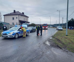 Gosławice. Peugeot UDERZYŁ w drzewo. Z auta wypadło 4-letnie dziecko, matka NIE MIAŁA PRAWA JAZDY