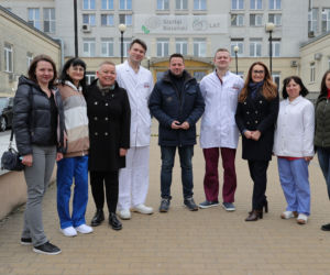 Warszawa zatrudnia medyków z Ukrainy. Konferencja Rafała Trzaskowskiego pod Szpitalem Bielańskim.