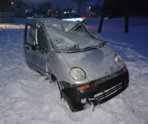Daewoo matiz SPADŁ z mostu do rzeki w Mchawie! 20-latka o mały włos nie utonęła