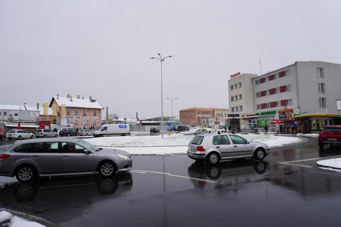 Nowy plac przed dworcem prawie gotowy. Kiedy zostanie otwarty?