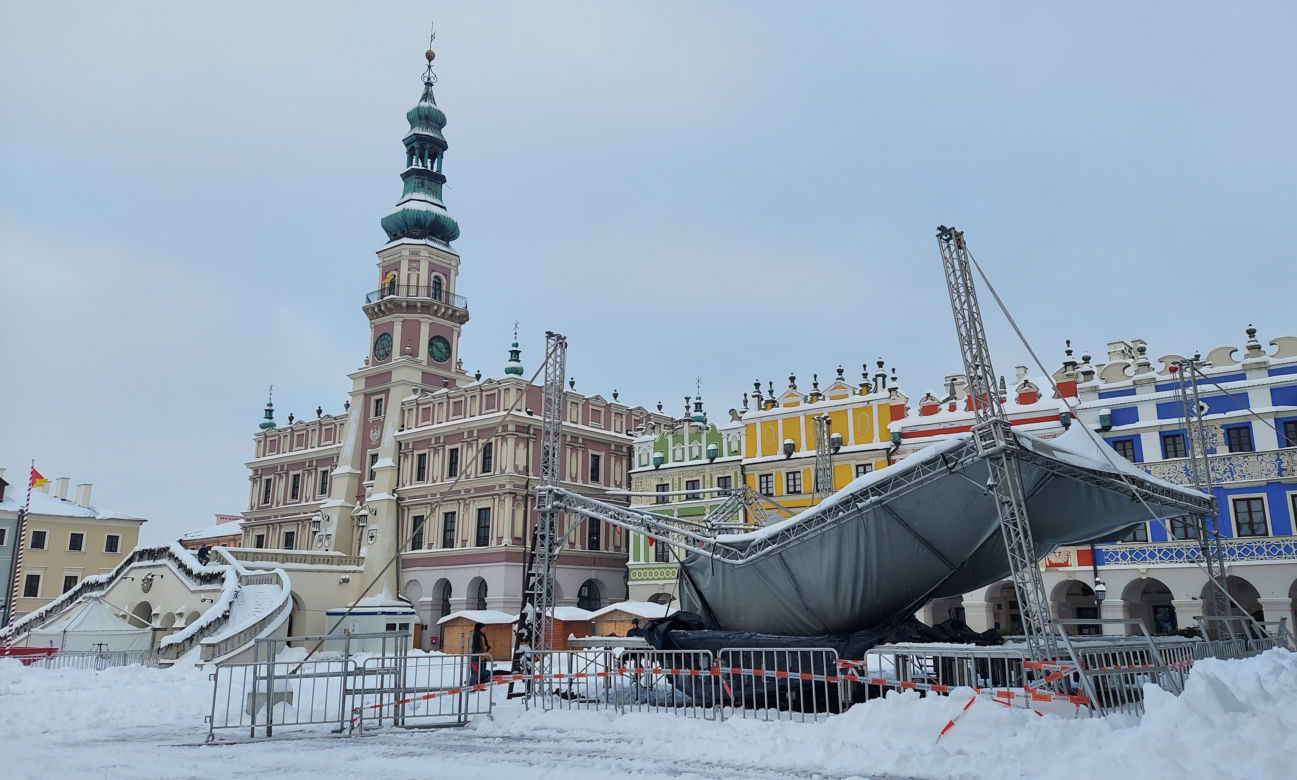 Zawaliła się plenerowa scena na Rynku Wielkim w Zamościu. Nie wytrzymała naporu śniegu