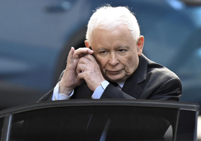 Kaczyński ma kultowy telefon komórkowy